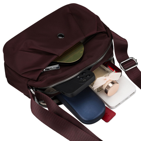 Bordeauxrote, handliche Damen-Umhängetasche aus Polyester, aufgehängt an einem breiten Gürtel - Peterson
