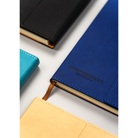 Geschenkset: Marineblauer Notizblock mit Linien, Magnetverschluss und eleganter schwarzer Kugelschreiber – Peterson