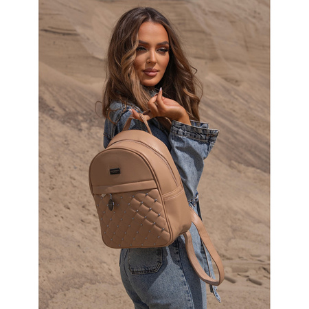 Kleiner beiger Damen Rucksack mit Steppung, silbernen Nieten und modischem Anhänger aus Öko-Leder – Peterson