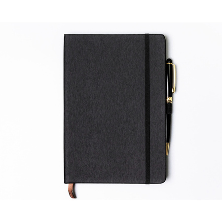 Schwarzes Notizbuch im A5-Format, bedruckt mit Punkten, ausgestattet mit einem Gummiband zum Verschließen - Peterson