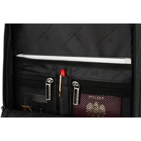 Geräumiger, schwarzer Reiserucksack aus Polyester, ideal als Handgepäck – Peterson