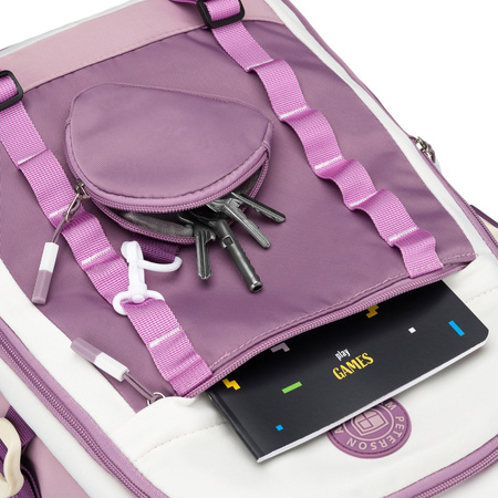 Weicher Schulrucksack aus Polyester in weiß-lila Farbe, aufgehängt an verstellbaren Trägern - Peterson