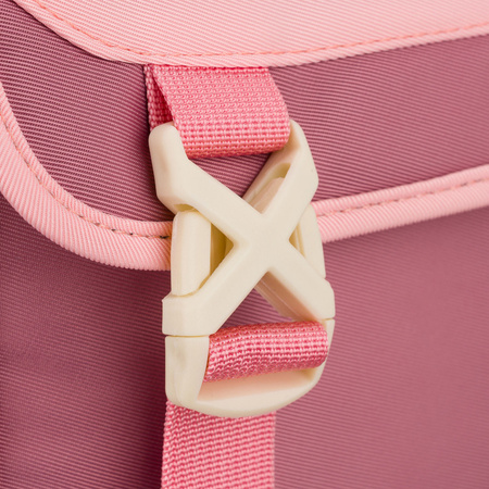 Geräumiger Schulrucksack aus Polyester in Rosa, aufgehängt an verstellbaren Trägern – Peterson