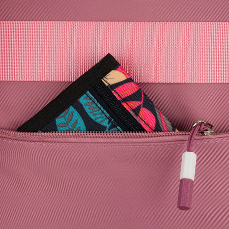 Geräumiger Schulrucksack aus Polyester in Rosa, aufgehängt an verstellbaren Trägern – Peterson