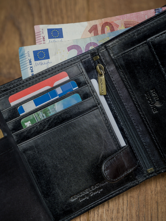 Klassische Herren Geldbörse aus Leder mit Druckverschluss – Rovicky