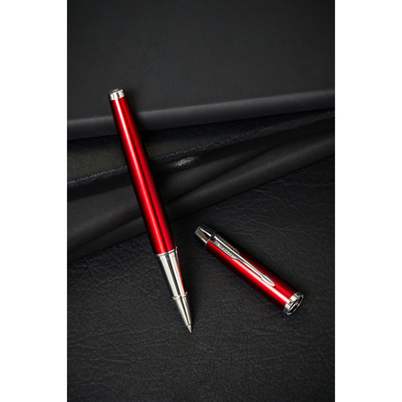 Metallkugelschreiber in rot-silberner Farbe mit schwarzer Mine – Peterson