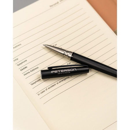 Geschenkset: Türkiser Notizblock mit Magnetverschluss und schwarzer Kugelschreiber – Peterson