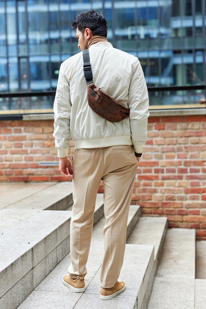 Städtische Gürteltasche aus Leder zum Umhängen – Peterson