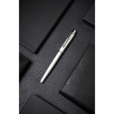 Metallkugelschreiber in Silber- und Grautönen mit schwarzer Mine - Peterson