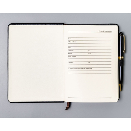 Schwarzes Notizbuch im B6-Format, liniert, mit Gummibandverschluss - Peterson