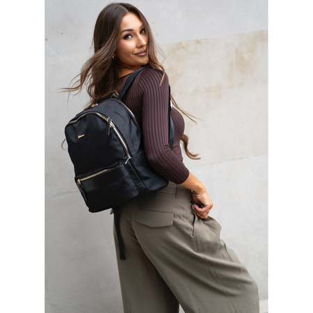 Damen-Stadtrücksäcke aus Polyester in Schwarz, an verstellbaren Trägern aufgehängt - Peterson