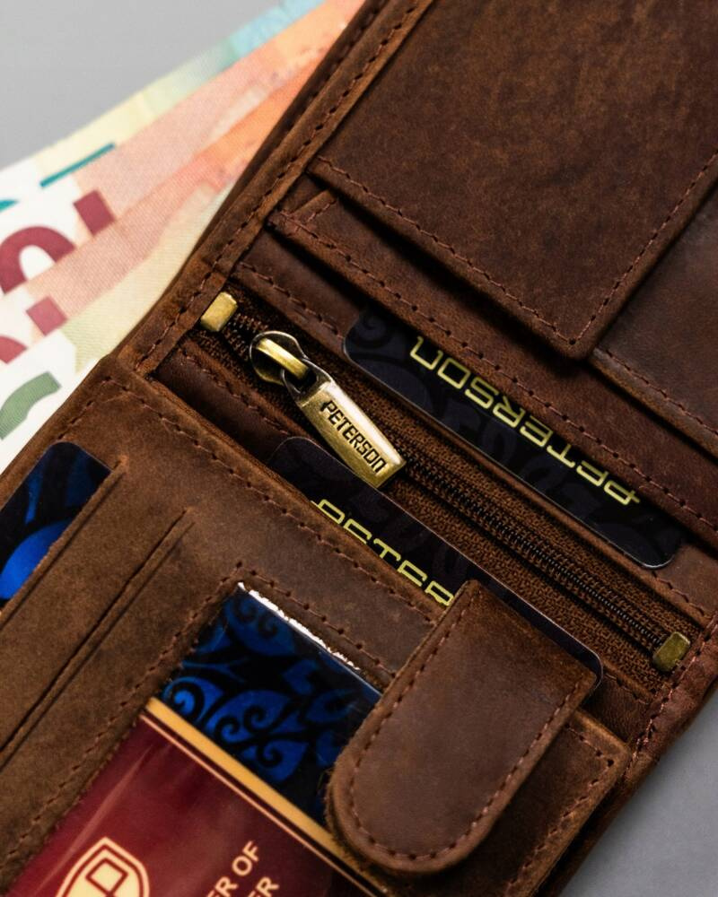 Große Herren Geldbörse aus Leder mit Zierprägung – Peterson – Bild 9