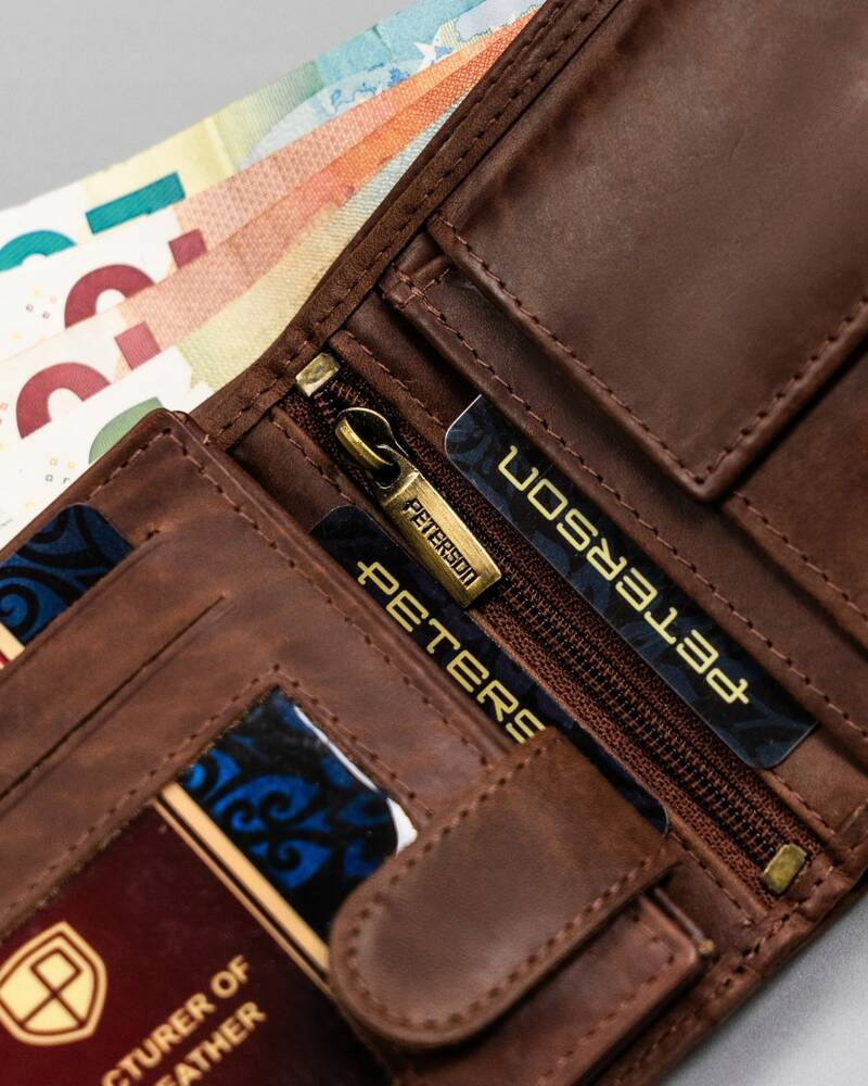 Große Herren Geldbörse aus Leder mit Zierprägung – Peterson – Bild 9