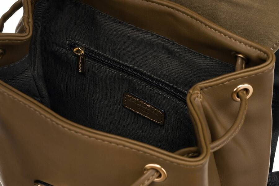 Städtischer Damen Rucksack mit Klappe aus Öko-Leder – David Jones – Bild 7