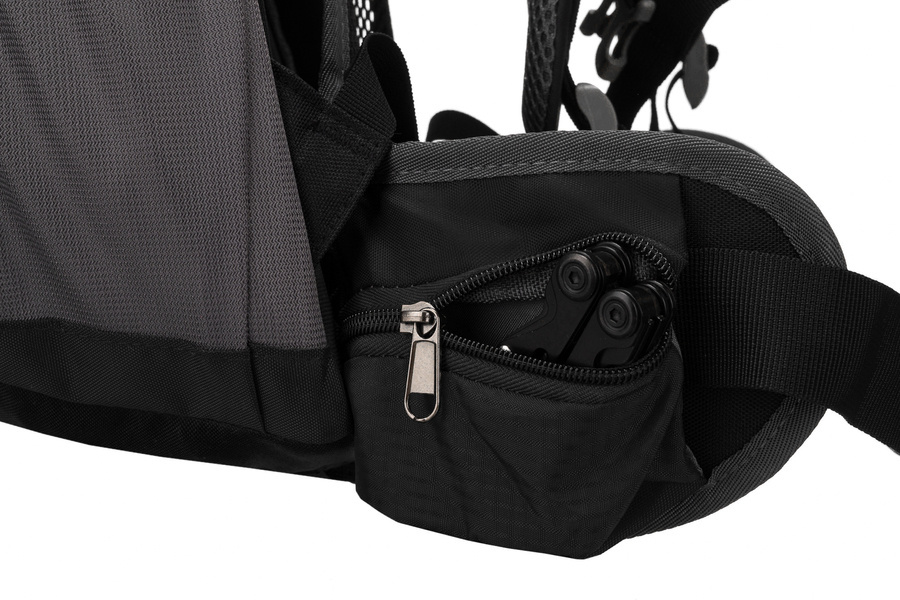 Schwarzer Adventure Trekkingrucksack mit Regenschutz – Peterson – Bild 12