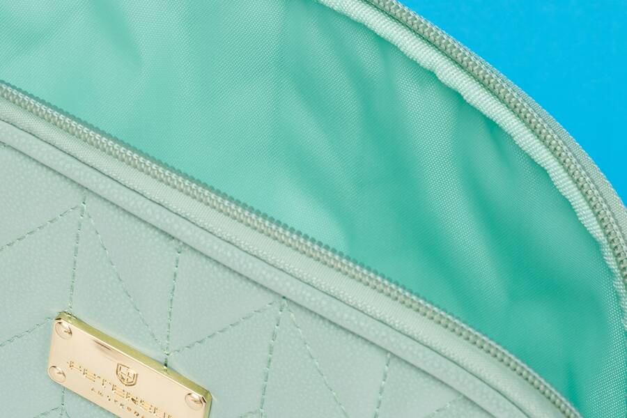 Praktische Damen Kosmetiktasche in Grün mit Fischgrätstruktur – Peterson – Bild 5
