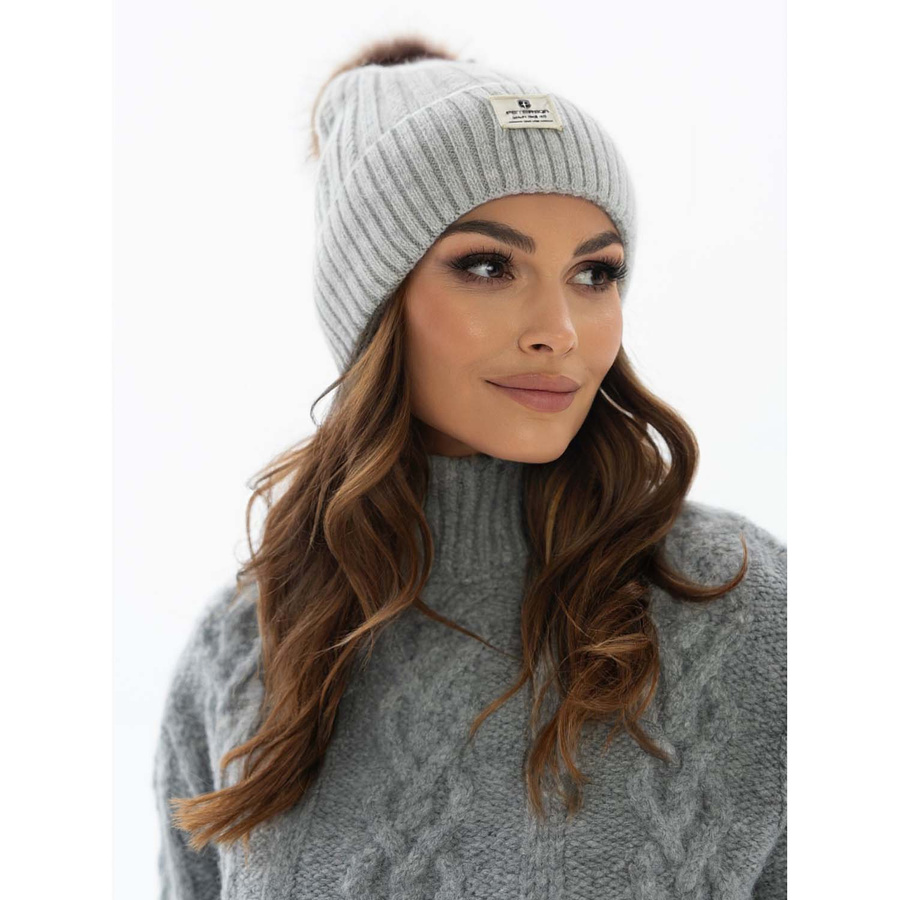 Graue Damen Mütze mit Bommel für den Winter – Peterson – Bild 3