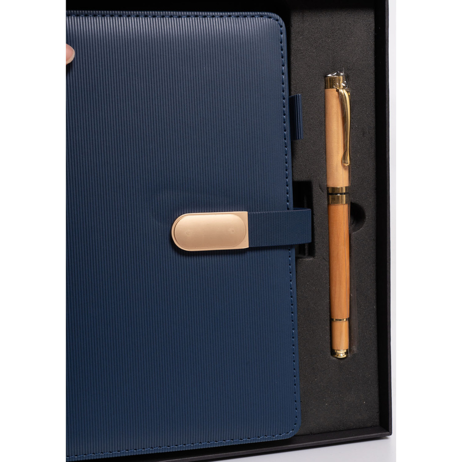 Geschenkset: Elegantes A5-Linien-Notizbuch in Marineblau mit schwarzem Kugelschreiber – Peterson – Bild 3