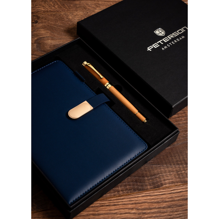 Geschenkset: Elegantes A5-Linien-Notizbuch in Marineblau mit schwarzem Kugelschreiber – Peterson – Bild 6