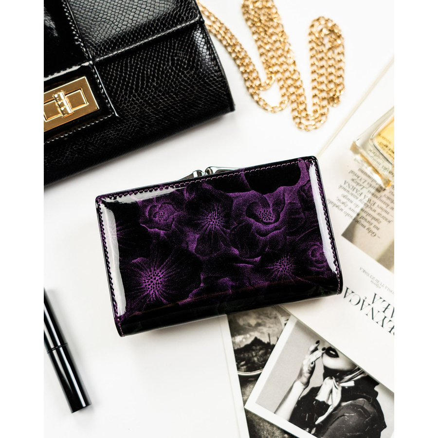 Modisches violettes Damen Portemonnaie mit Blumenmuster, Druckknopf und Bügelverschluss, lackiertes Kunst- und Echtleder, RFID STOP – Peterson – Bild 5