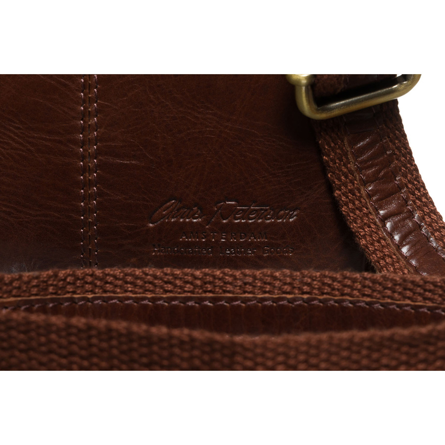 Herren-Schultertasche aus Leder in Braun mit einem Schlüsselmäppchen-Set – Peterson – Bild 6