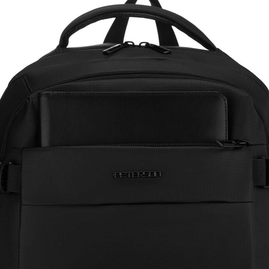 Großer Reise-Rucksack in Schwarz mit Laptopfach, mit Reißverschluss geschlossen - Peterson – Bild 21