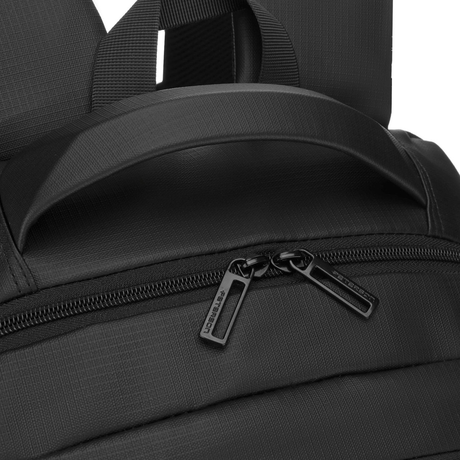 Großer Reise-Rucksack in Schwarz mit Laptopfach, mit Reißverschluss geschlossen - Peterson – Bild 26