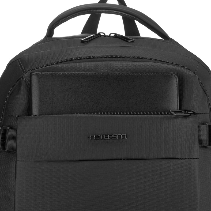 Großer Reise-Rucksack in Schwarz mit Laptopfach, mit Reißverschluss geschlossen - Peterson – Bild 27
