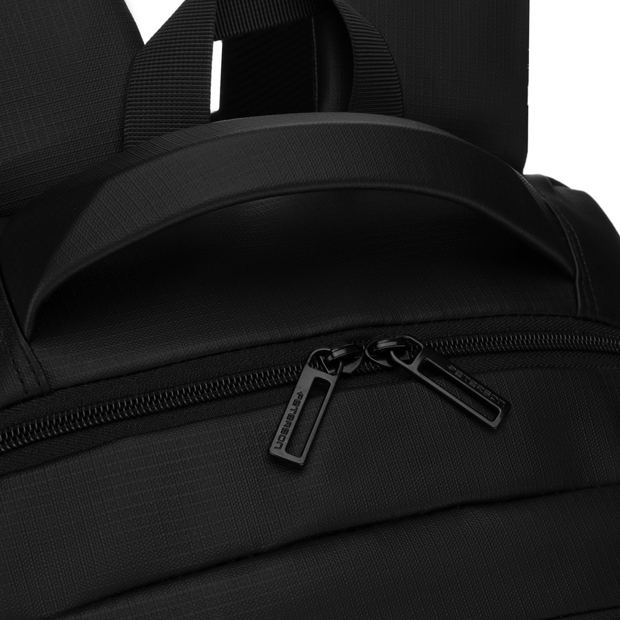 Großer Reise-Rucksack in Schwarz mit Laptopfach, mit Reißverschluss geschlossen - Peterson – Bild 17