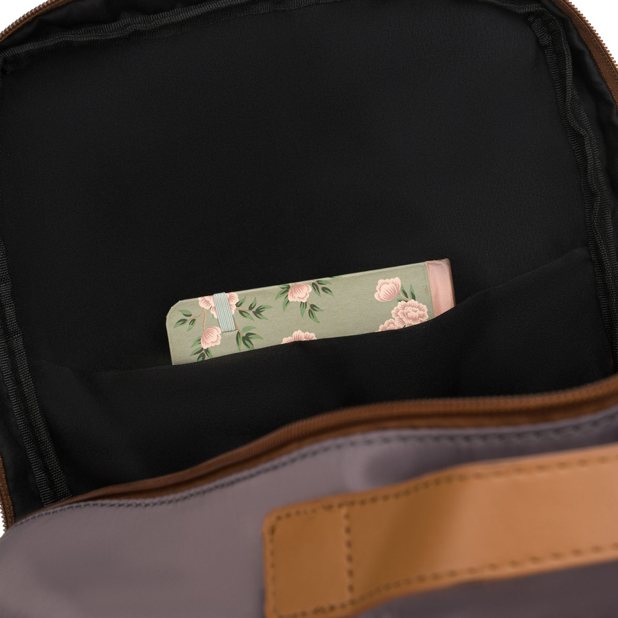 Damen-Rucksack in Grau, an verstellbaren Trägern hängend und mit Reißverschluss geschlossen - Peterson – Bild 19