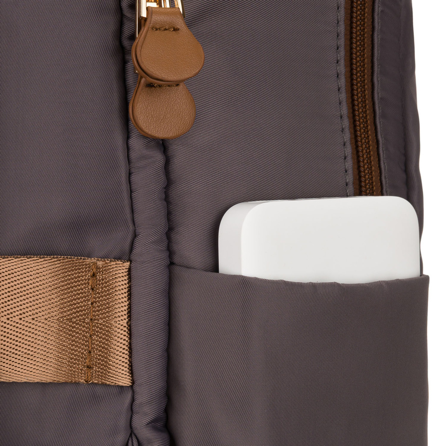 Damen-Rucksack in Grau, an verstellbaren Trägern hängend und mit Reißverschluss geschlossen - Peterson – Bild 14