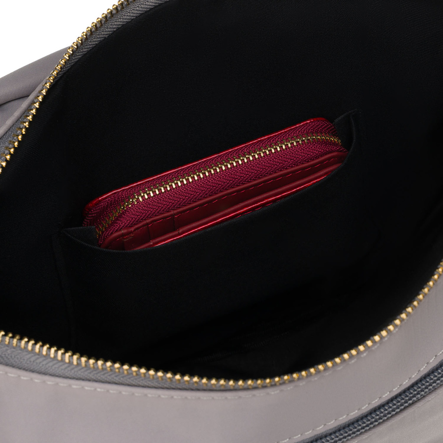 Graue Damen-Handtasche aus Nylon, aufgehängt an einem verstellbaren Gürtel und mit einem Reißverschluss geschlossen - Peterson – Bild 13