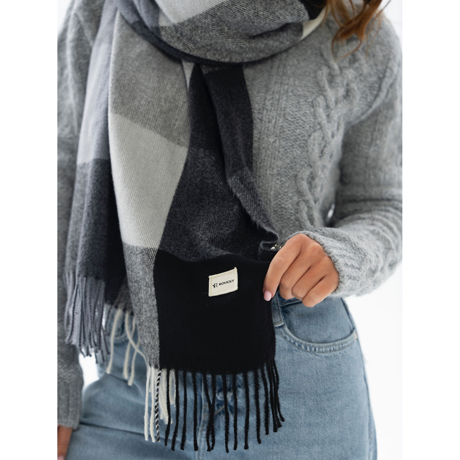 Damen-Schal aus Polyester in der dominierenden Farbe Schwarz, verziert mit Fransen – Rovicky – Bild 5
