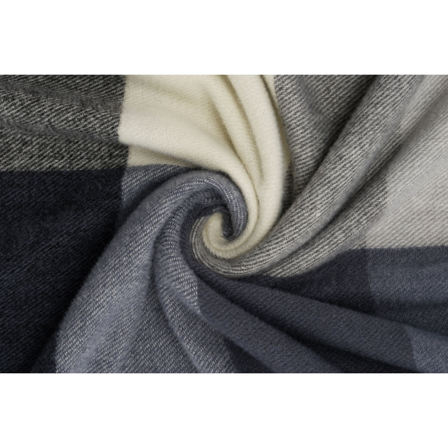 Damen-Schal aus Polyester in der dominierenden Farbe Schwarz, verziert mit Fransen – Rovicky – Bild 7