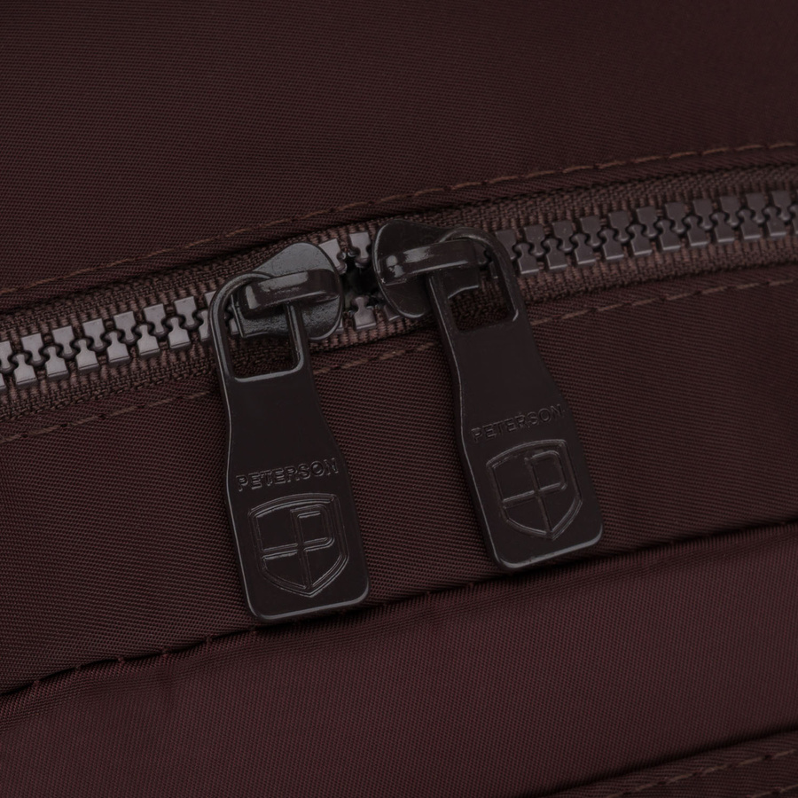Bordeauxfarbener Damen-Rucksack aus Polyester, an verstellbaren Trägern hängend – Peterson – Bild 8