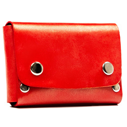 Rotes Kartenetui aus Leder mit Druckknopfverschluss
