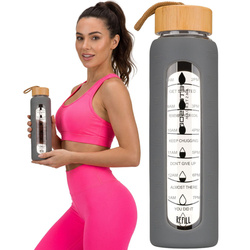 Glas-Wasserflasche mit Messskala motivierend und grauer Silikonhülle 960ml – Peterson