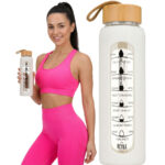 Wasserflasche 960ml Glas mit Silikonhülle beige mit motivierender Messskala - Peterson