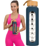 Motivierende Glas-Wasserflasche groß 960ml mit Silikonhülle marineblau Trinkflasche - Peterson