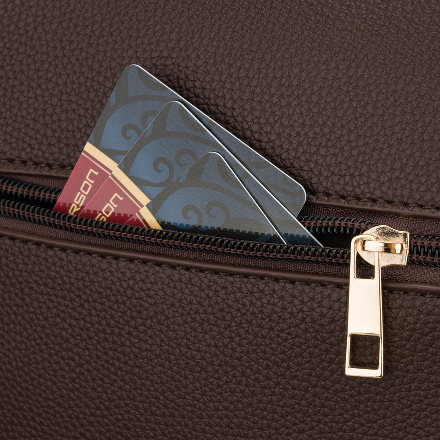 Braune, städtische Damenhandtasche aus Öko-Leder, mit Reißverschluss und Magnetverschluss - Peterson – Bild 12