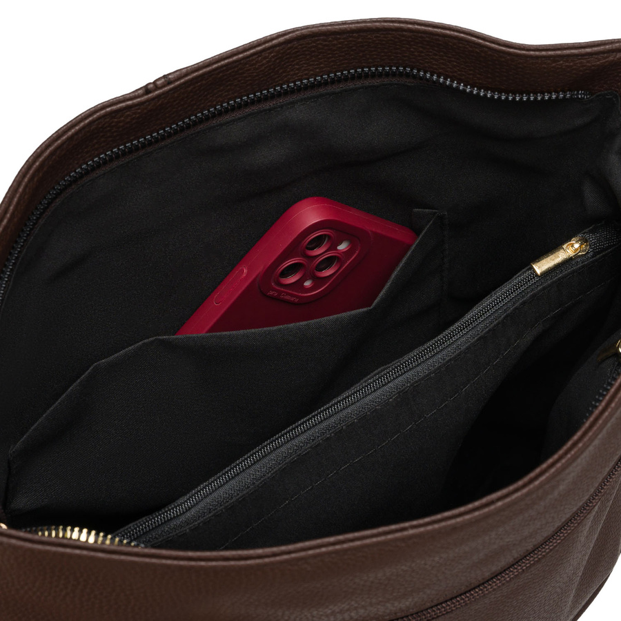 Städtische Damenhandtasche aus Öko-Leder in Braun, an verstellbarem Gürtel hängend - Peterson – Bild 6
