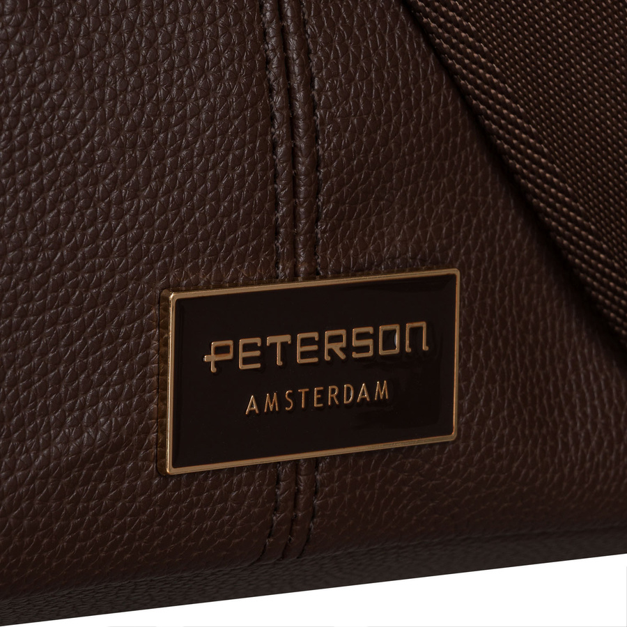 Städtische Damenhandtasche aus Öko-Leder in Braun, an verstellbarem Gürtel hängend - Peterson – Bild 4