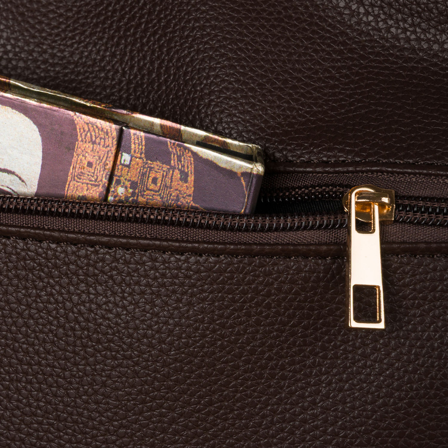Städtische Damenhandtasche aus Öko-Leder in Braun, an verstellbarem Gürtel hängend - Peterson – Bild 9