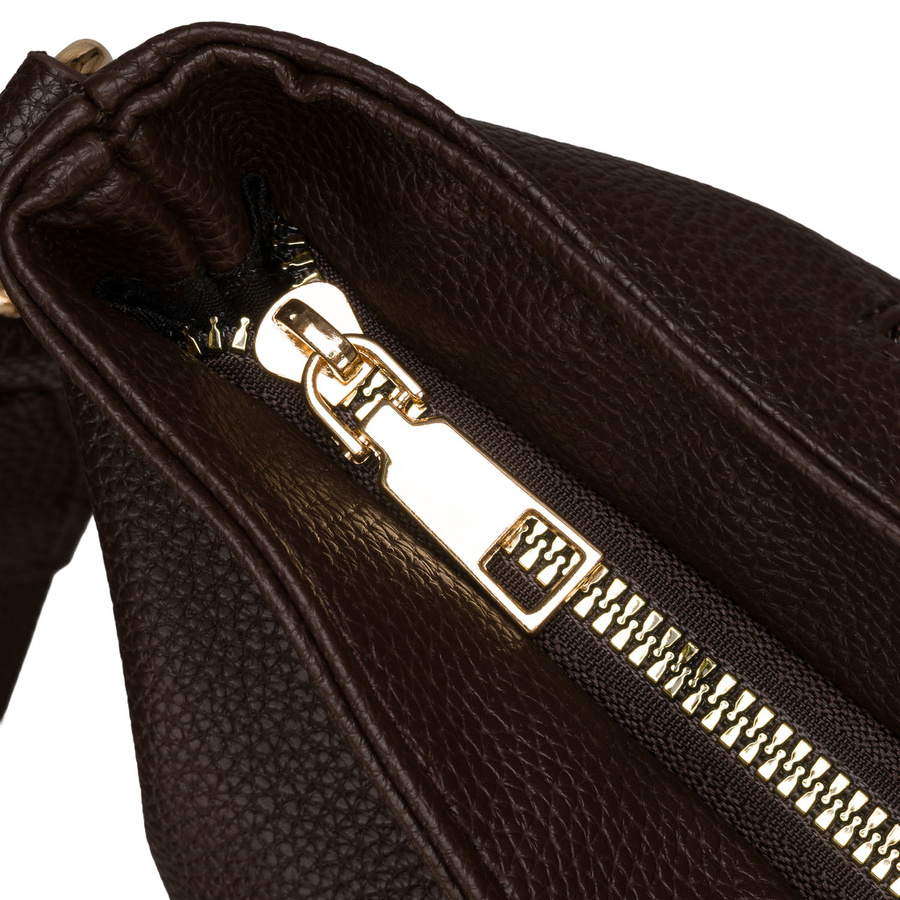 Städtische Damenhandtasche aus Öko-Leder in Braun, an verstellbarem Gürtel hängend - Peterson – Bild 7