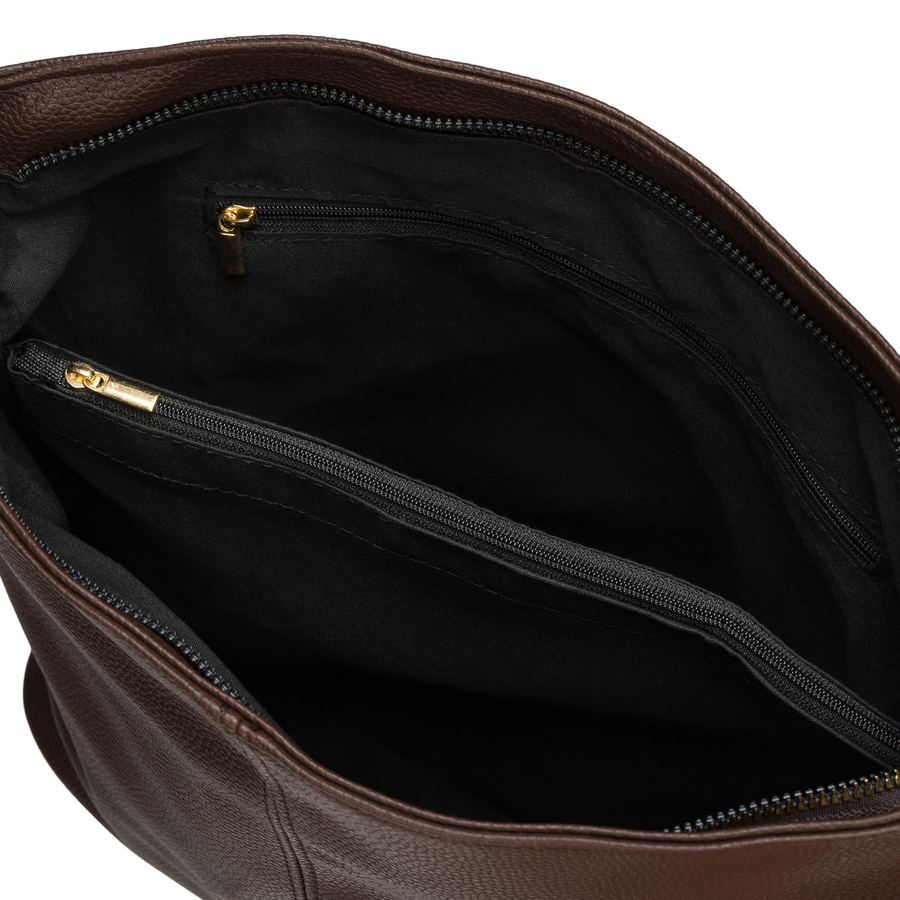 Städtische Damenhandtasche aus Öko-Leder in Braun, an verstellbarem Gürtel hängend - Peterson – Bild 5