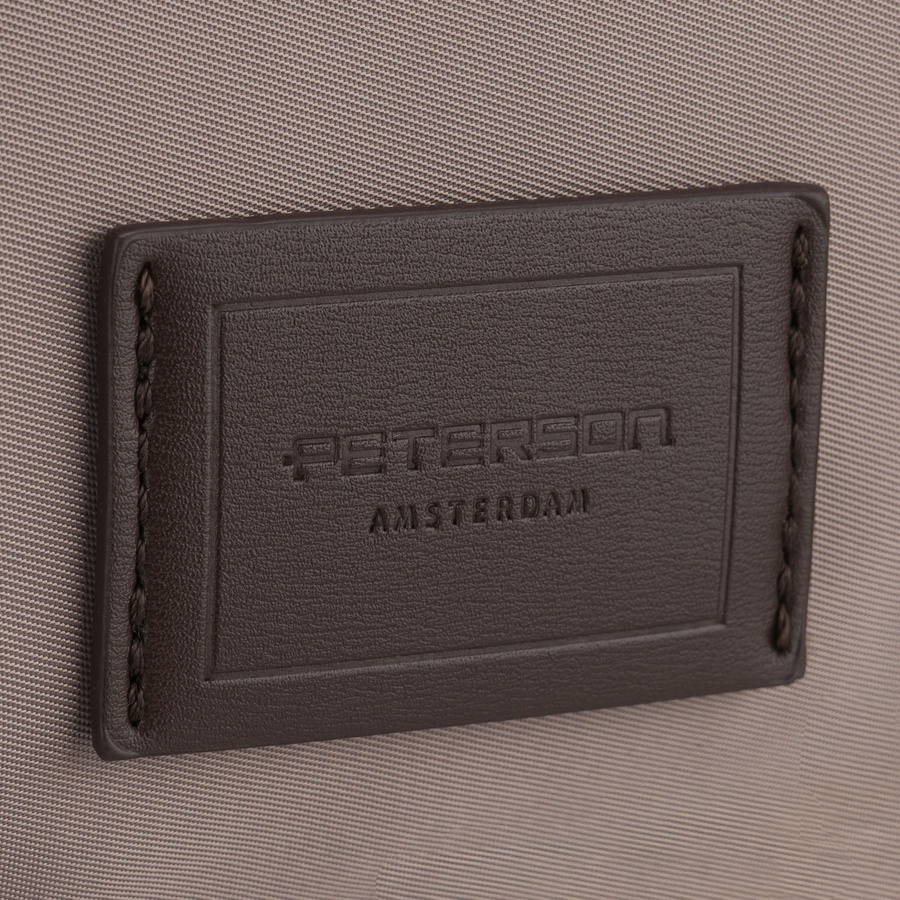 Dunkelbeige Damenhandtasche aus Polyester, an Griff und Gürtel hängend und mit Reißverschluss verschließbar - Peterson – Bild 4
