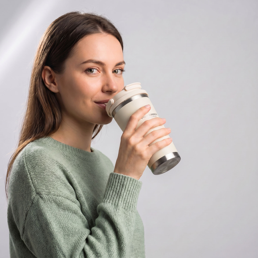 Praktischer Thermobecher aus Edelstahl in der Farbe Ecru mit praktischem Griff, Fassungsvermögen 560 ml - Peterson – Bild 2