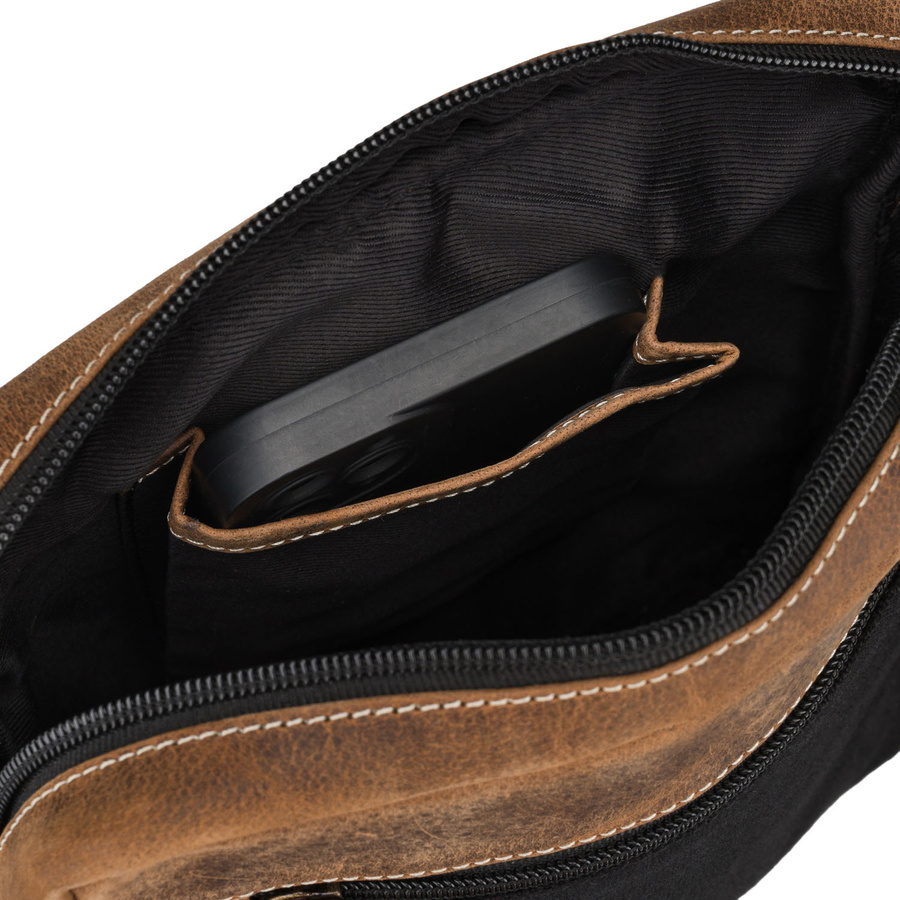 Herren-Umhängetasche aus Leder in Schwarz-Braun, an einem verstellbaren Gürtel hängend - Always Wild – Bild 8