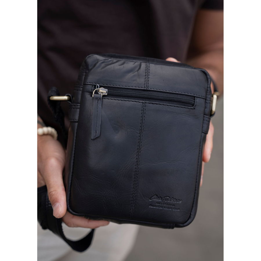 Klassische Herren-Umhängetasche aus Leder in Schwarz mit Taschen und Etui - Peterson – Bild 12