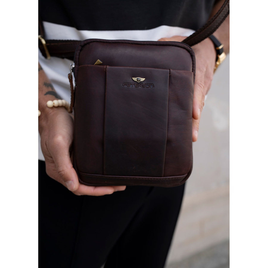 Herren-Schultertasche aus Leder in Braun mit einem Schlüsselmäppchen-Set – Peterson – Bild 14